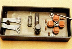 Una vez instalados los componentes en el circuito principal y alojados en el interior de la caja, hay que proceder al montaje del mando.