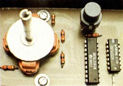 Se observa claramente la disposición de los dos circuitos integrados, el universal 74LS240 y las puertas OR 74LS32.