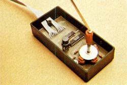 El mando de joystick está formado por dos separadores de circuito impreso. Entre ambos se encuentra la arandela de aluminio de 25 mm. de diámetro que sirve para mantener presionado el muelle.