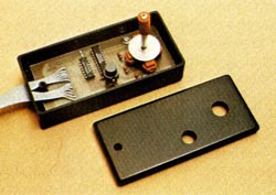 En la tapa de la caja es necesario practicar unas perforaciones coincidentes con el mando y el pulsador de «fuego».